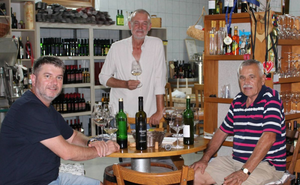 3. Sušac 1vina za stolom