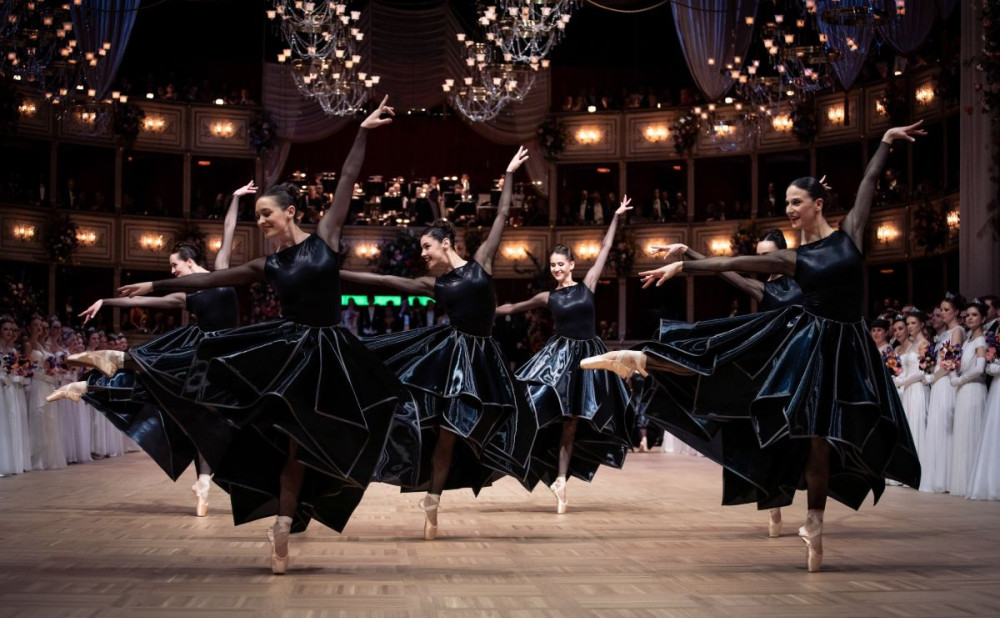 3 Balerine Schlaepfer_Kaiserwalzer_Opernball2025_Damenensemble_FOTO_AshleyTaylor