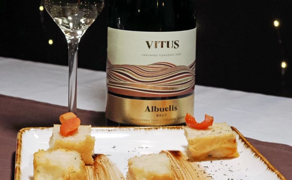 5 1 Foccacia s džemom od crvenog luka i pjenušac Vitus Albuelis