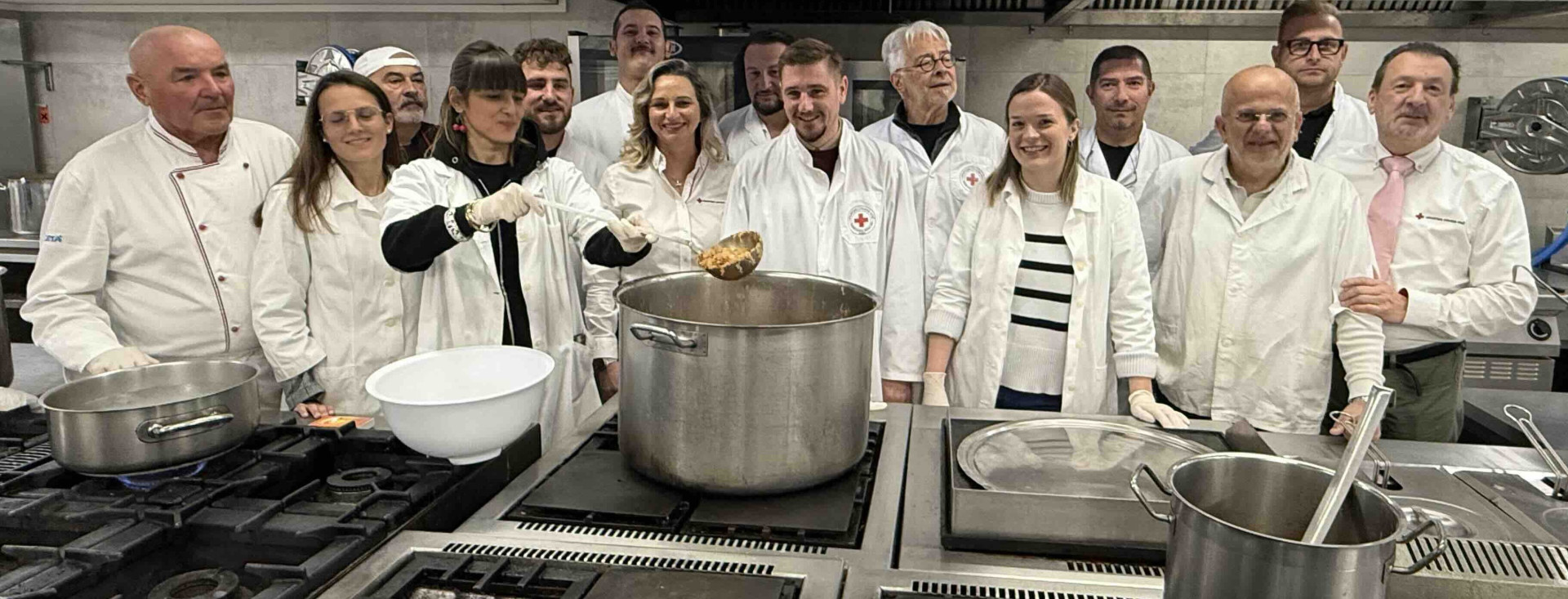 Humanitarni projekt Danas za vas! Vinari i sommelieri pripremali jela u kuhinji riječkog Crvenoga križa