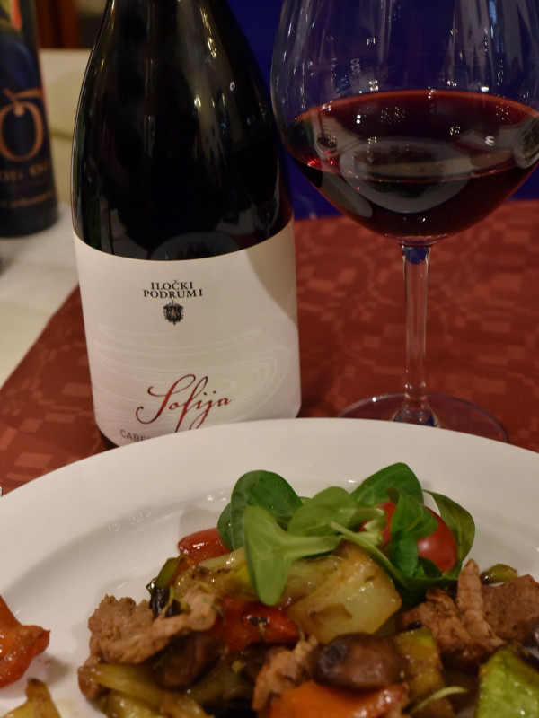 9 Marinirani teleći ficleki s grilanim povrćem_Iločki podrumi Cabernet sauvignon Sofija